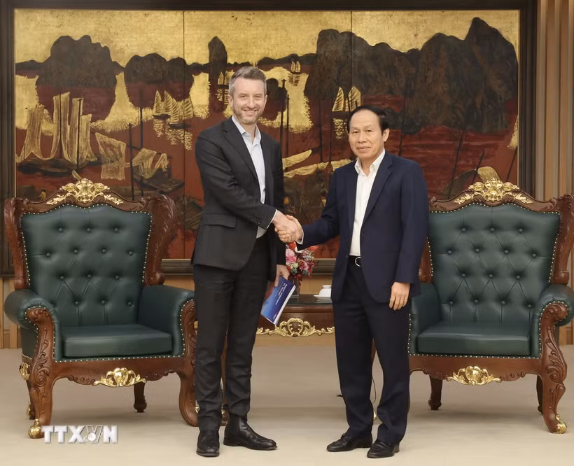 Phó Thủ tướng Lê Tiến Châu tiếp ông Layton Pike, Phó Hiệu trưởng phụ trách Quốc tế và Hợp tác của Đại học quốc tế RMIT. (Ảnh: Lâm Khánh/TTXVN)