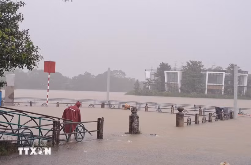 Lũ lên trên báo động 2 gây ngập ven bờ Nam sông Hương, thành phố Huế. (Ảnh: Nguyên Lý/TTXVN)