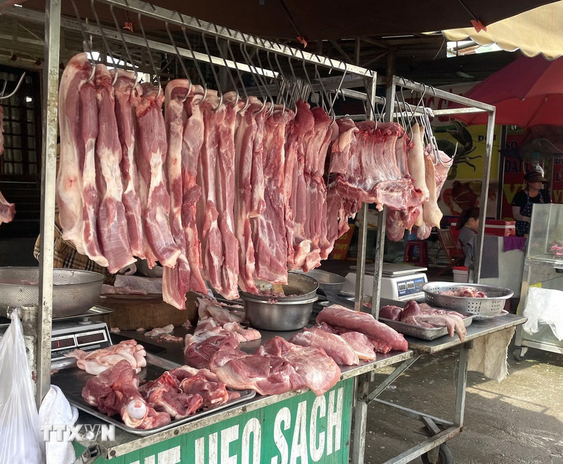 Người tiêu dùng e ngại mua thịt lợn không rõ nguồn gốc, xuất xứ khi dịch bệnh bùng phát. (Ảnh: Hương Giang/TTXVN)