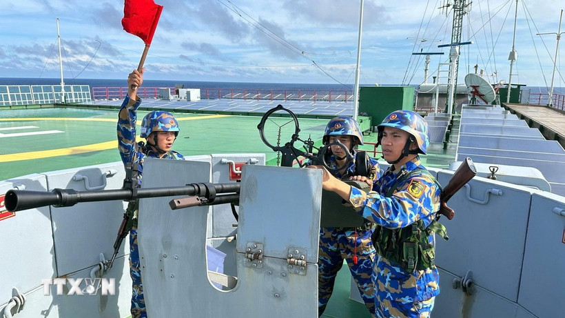 Huấn luyện sẵn sàng chiến đấu trên Nhà giàn DK1/10. (Ảnh: TTXVN phát)