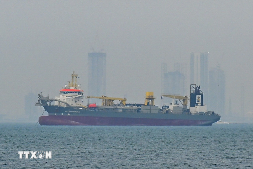 Tàu thương mại neo ngoài khơi bờ biển Dubai. (Ảnh: THX/TTXVN)