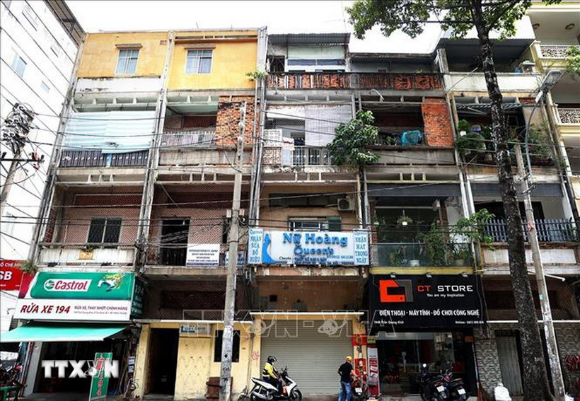 Một khu chung cư cũ trên đường Trần Quang Khải, phường Tân Định, Quận 1. (Ảnh: Hồng Đạt/TTXVN)