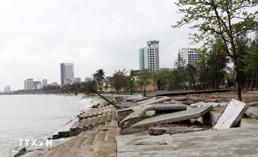 Bờ kè được đầu tư hơn 160 tỷ đồng tan hoang sau bão số 10 (tháng 9/2025). (Ảnh: Văn Tý/TTXVN)