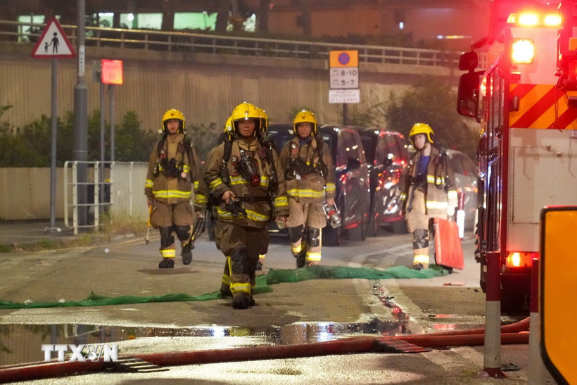 Lực lượng cứu hộ tại hiện trường vụ cháy chung cư ở Hong Kong ngày 27/11/2025. (Ảnh: THX/TTXVN)