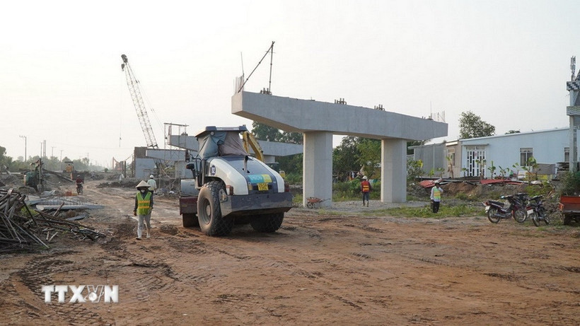 Công trường thi công dự án cao tốc Cao Lãnh-An Hữu thành phần 1, đoạn qua xã Mỹ Hiệp, huyện Cao Lãnh, tỉnh Đồng Tháp. (Ảnh: Nhựt An/TTXVN)