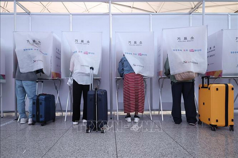 Cử tri bỏ phiếu sớm bầu Tổng thống tại điểm bầu cử ở Seoul, Hàn Quốc, ngày 29/5/2025. (Ảnh: Yonhap/TTXVN)