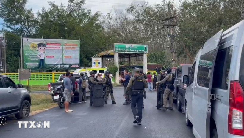 Cảnh sát được triển khai tại trường học ở thành phố Hat Yai, tỉnh Songkhla, Thái Lan sau vụ nổ súng, ngày 11/2/2026. (Ảnh: THX/TTXVN)