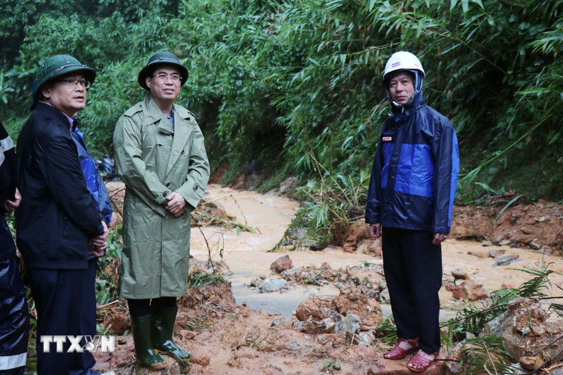 Chủ tịch Ủy ban Nhân dân tỉnh Quảng Ngãi Nguyễn Hoàng Giang (giữa) cùng đoàn công tác kiểm tra vị trí sạt lở tại Km71+150 Quốc lộ 24C, đoạn qua xã miền núi Thanh Bồng. (Ảnh: Phạm Cường/TTXVN)