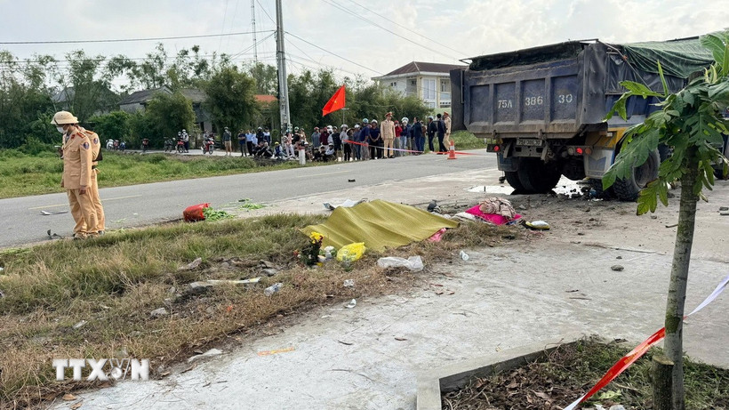 Lực lượng chức năng phong tỏa hiện trường để điều tra nguyên nhân vụ việc. (Ảnh: TTXVN phát)