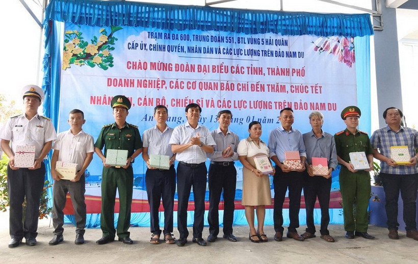 Đại diện đoàn đại biểu tỉnh Tây Ninh trao tặng những phần quà ý nghĩa tới các lực lượng trên đảo Nam Du. (Ảnh: TTXVN phát)