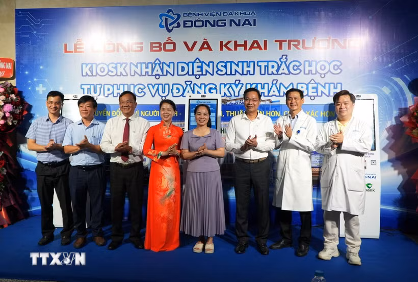 Bệnh viện đa khoa Đồng Nai khai trương hệ thống kiosk nhận diện sinh trắc học tự phục vụ đăng ký khám bệnh. (Ảnh: Lê Xuân/TTXVN)