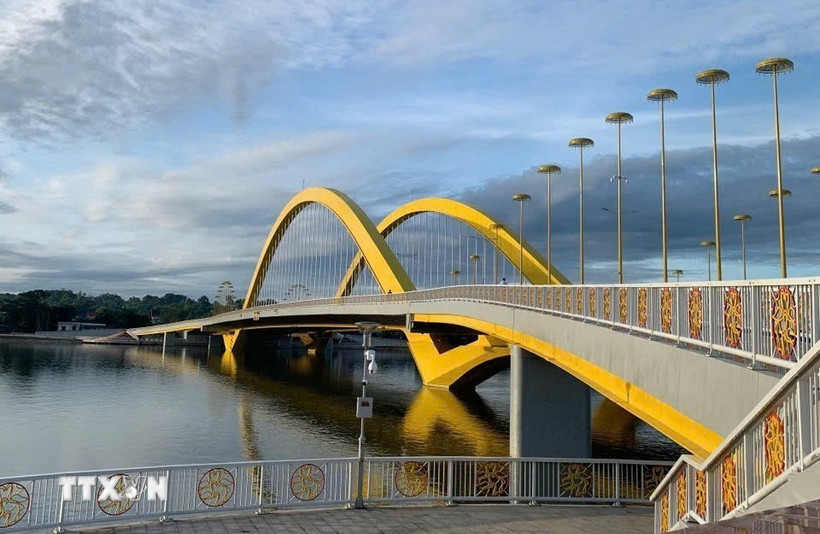 Cầu Nguyễn Hoàng vượt sông Hương, khánh thành dịp 26/3/2025, mở ra không gian mới phát triển KT-XH, kết nối giao thương cho người dân ở Huế. (Ảnh: Hải Âu/TTXVN)