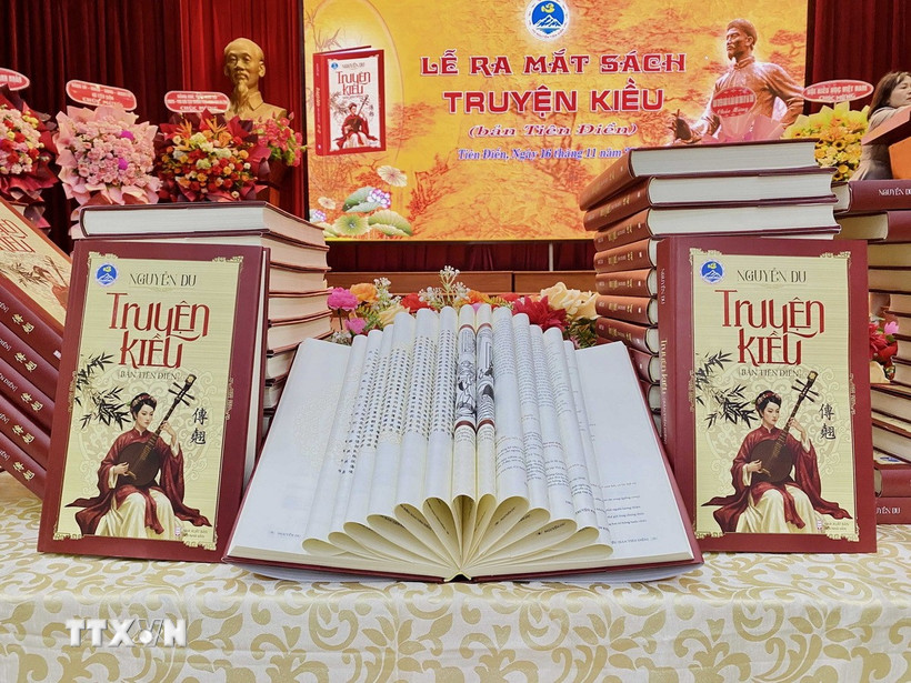 Sách Truyện Kiều ấn bản Tiên Điền được thiết kế hấp dẫn. (Ảnh: Hữu Quyết/TTXVN)