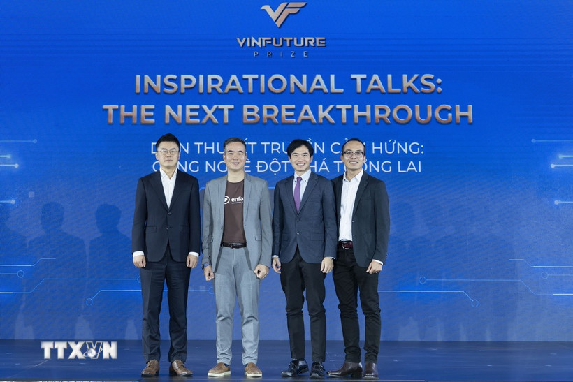 Bốn nhà khoa học, chuyên gia nổi tiếng mang đến công chúng câu chuyện về công nghệ đột phá tương lai. (Ảnh: Thu Phương/TXVN)