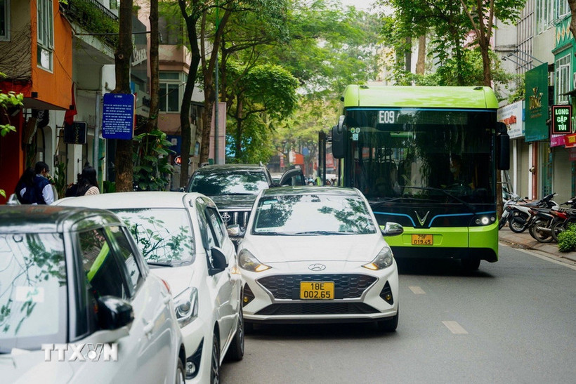 Xe buýt vào điểm đón, trả khách. (Ảnh: Nguyễn Kế Tùng/TTXVN)