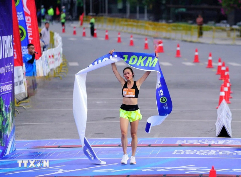 Nữ VĐV về nhất tại cự ly 10km. (Ảnh: TTXVN phát)