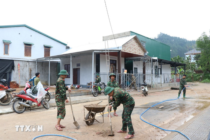 Dọn dẹp vệ sinh để người dân sớm được dọn vào ngôi nhà mới. (Ảnh: Mai Trang/TTXVN)