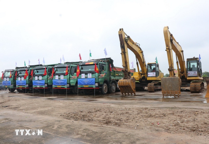 Máy móc tập kết sẵn sàng đẩy mạnh thi công Cảng Hàng không quốc tế Gia Bình, tỉnh Bắc Ninh. (Ảnh: Thanh Thương/TTXVN)