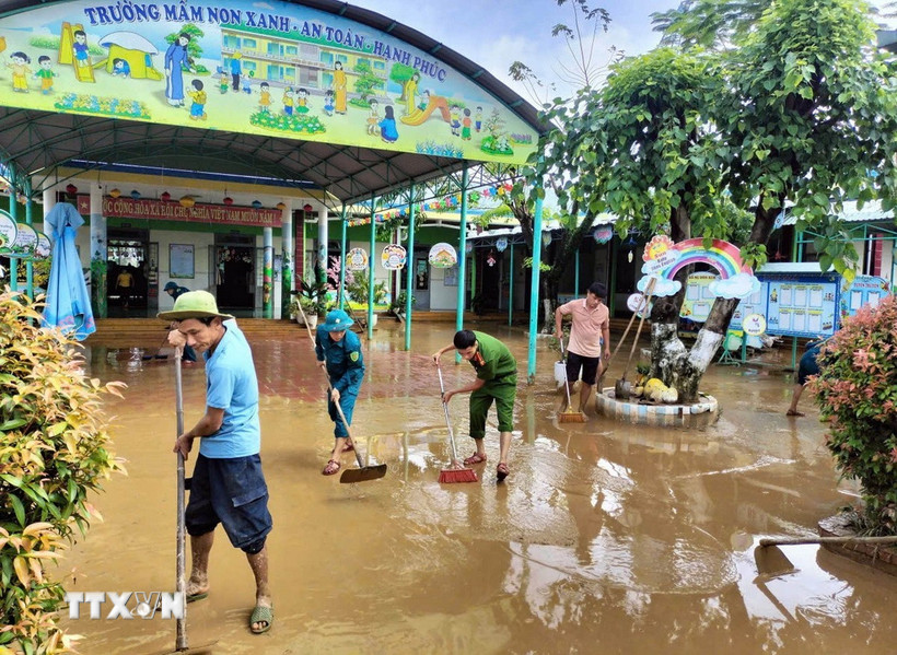 Lực lượng vũ trang thành phố Đà Nẵng giúp cơ sở giáo dục dọn vệ sinh sau mưa lũ. (Ảnh: Trần Tĩnh/TTXVN)
