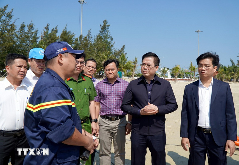 Chủ tịch Ủy ban Nhân dân tỉnh Quảng Ngãi Nguyễn Hoàng Giang (thứ 2, từ phải sang) nghe đại diện đội cứu hộ, cứu nạn báo cáo quá trình tìm kiếm nạn nhân Trần Ngọc Tr. bị đuối nước mất tích. (Ảnh: Lê Phước Ngọc/TTXVN)