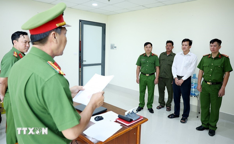 Công an tỉnh An Giang thi hành lệnh bắt bị can Đỗ Viết Dự để tạm giam. (Ảnh: TTXVN phát)