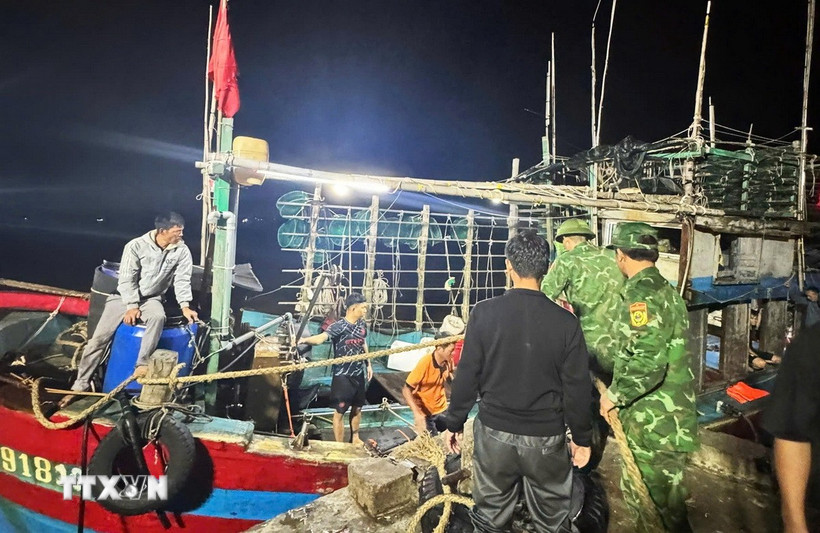 Trạm Biên phòng cửa khẩu cảng Hòn La, Đồn Biên phòng Roòn (Quảng Trị) tiếp nhận 7 ngư dân trên tàu cá gặp nạn. (Ảnh: TTXVN phát)