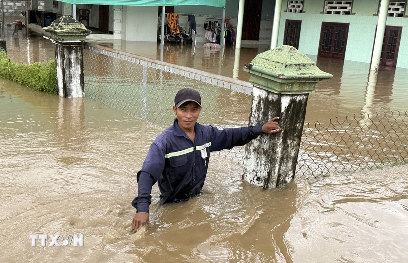 Nhiều nhà dân ở xã Hàm Thuận Bắc (tỉnh Lâm Đồng) bị ngập sâu. (Ảnh: Hồng Hiếu/TTXVN)
