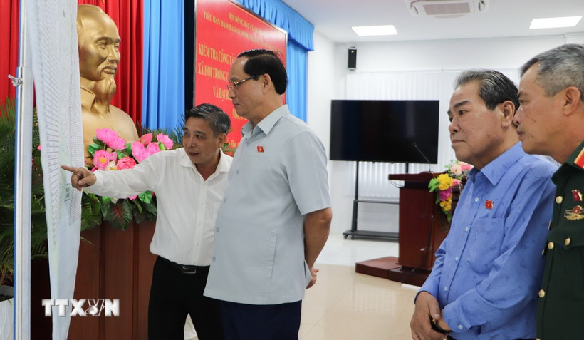 Phó Chủ tịch Quốc hội Trần Quang Phương kiểm tra bản đồ các điểm bầu cử trên địa bàn thành phố. (Ảnh: Hồng Thái/TTXVN)