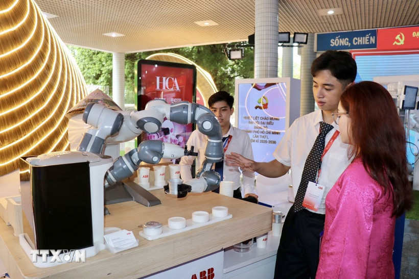 Đại biểu tham quan triển lãm “Sản phẩm Công nghệ chiến lược quốc gia tại Thành phố Hồ Chí Minh”. (Ảnh: Thanh Vũ/TTXVN)