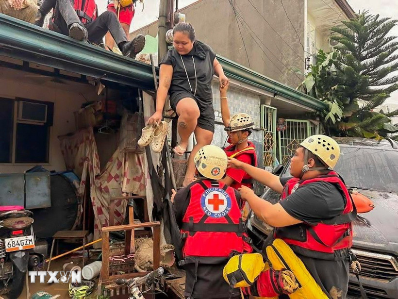 Lực lượng cứu hộ sơ tán người dân khỏi khu vực ngập lụt do bão Kalmaegi tại tỉnh Cebu, Philippines ngày 4/11/2025. (Ảnh: THX/TTXVN)