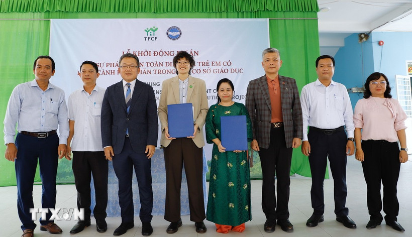 Lễ ký kết thỏa thuận hợp tác thực hiện dự án giữa Liên hiệp các tổ chức hữu nghị thành phố Cần Thơ và Tổ chức Taiwan Fund for Children and Families. (Ảnh: Nguyễn Hằng/TTXVN)
