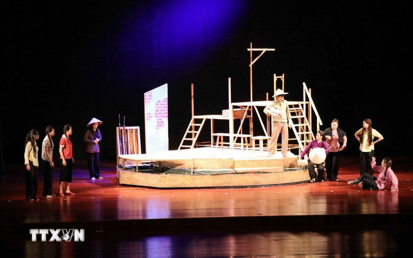 Vở kịch nói "Bến nước thời gian" của Nhà hát Tuổi trẻ. (Ảnh: Quân Trang/TTXVN)