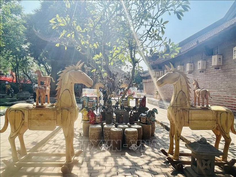 Các tác phẩm độc đáo trưng bày tại Văn Miếu-Quốc Tử Giám. (Ảnh: TTXVN phát)