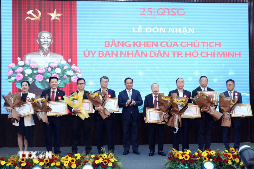 Chủ tịch Ủy ban Nhân dân Thành phố Hồ Chí Minh Nguyễn Văn Được trao tặng Bằng khen cho các tập thể, cá nhân xuất sắc. (Ảnh: Tiến Lực/TTXVN)