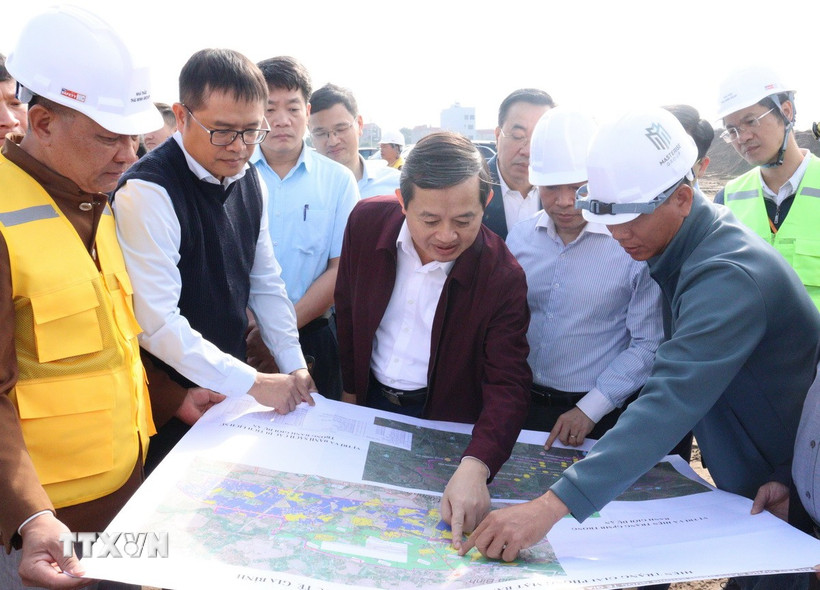 Chủ tịch Ủy ban Nhân dân tỉnh Bắc Ninh Phạm Hoàng Sơn kiểm tra mặt bằng thi công các tuyến đường của Dự án Cảng hàng không Quốc tế Gia Bình. (Ảnh: Đỗ Huyền/TTXVN)