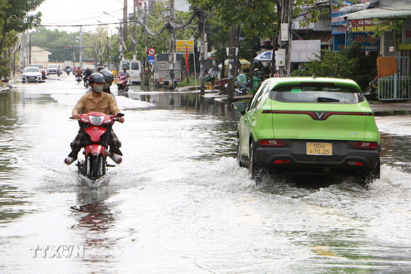 Đường Trần Văn Hoài, phường Tân Thành, tỉnh Cà Mau, ngập sâu trong nước do triều cường dâng cao kết hợp mưa to. (Ảnh: Tuấn Phi/TTXVN)