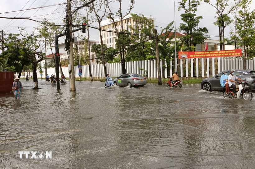 Một góc ở nội ô tỉnh Cà Mau ngập sâu trong nước. (Ảnh: Tuấn Phi/TTXVN)