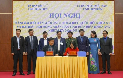 Ký kết bàn giao hồ sơ người ứng cử Đại biểu Quốc hội khóa XVI và đại biểu Hội đồng Nhân dân tỉnh Điện Biên khóa XVI, nhiệm kỳ 2026-2031. (Ảnh: Xuân Tư/TTXVN)