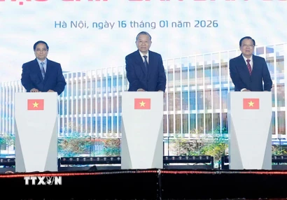 Tổng Bí thư Tô Lâm, Thủ tướng Phạm Minh Chính và Trưởng Ban Nội chính Trung ương Phan Đình Trạc phát lệnh khởi công Nhà máy chế tạo Chip bán dẫn công nghệ cao. (Ảnh: Thống Nhất/TTXVN)