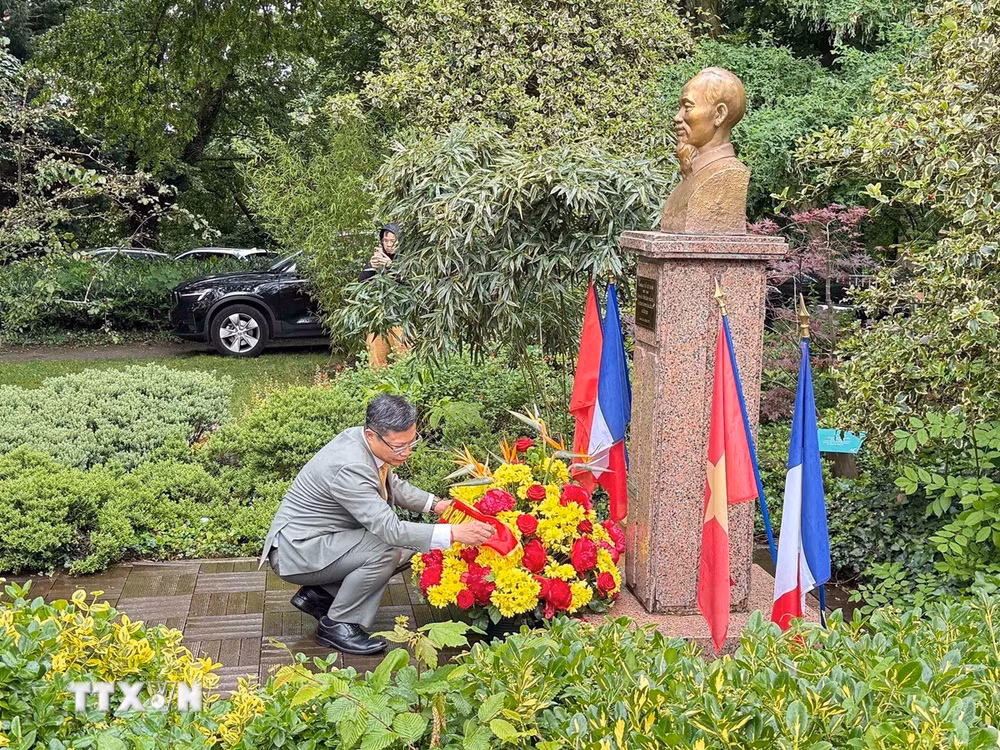ttxvn-dai-su-trinh-duc-hai-dang-hoa-tuong-niem-chu-tich-ho-chi-minh-tai-phap.jpg