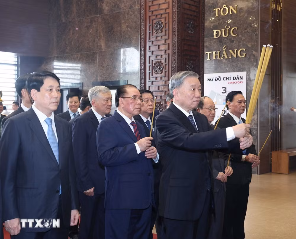 ttxvn-dang-hoa-tuong-nho-chu-tich-ton-duc-thang-2-resize.jpg