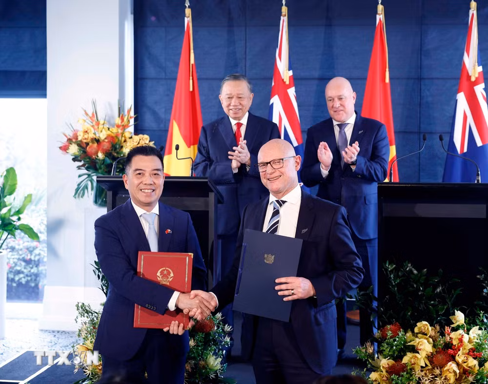 ttxvn-tong-bi-thu-chu-tich-nuoc-to-lam-va-thu-tuong-new-zealand-chung-kien-le-trao-van-kien-hop-tac-3.jpg
