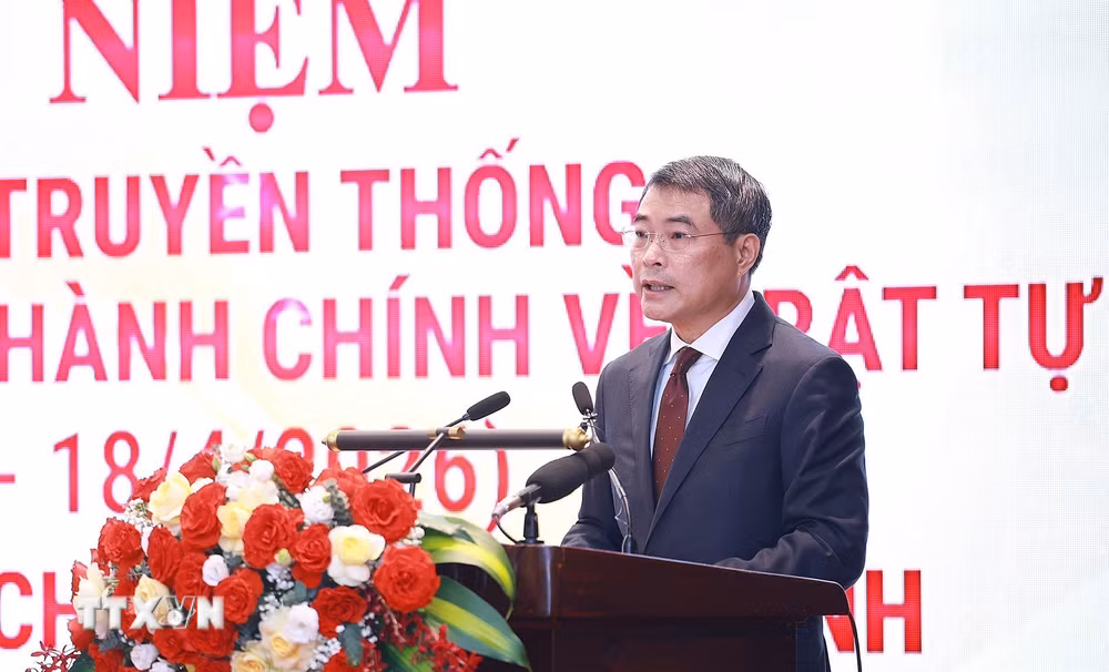 ttxvn-thu-tuong-le-minh-hung-du-le-ky-niem-80-nam-ngay-truyen-thong-luc-luong-canh-sat-quan-ly-hanh-chinh-ve-trat-tu-xa-hoi-11.jpg