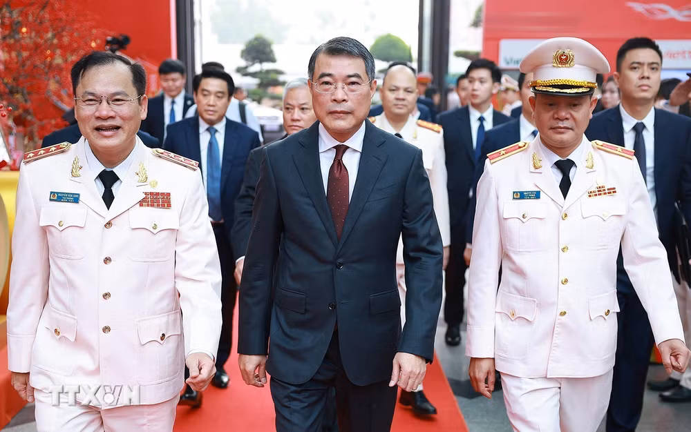 ttxvn-thu-tuong-le-minh-hung-du-le-ky-niem-80-nam-ngay-truyen-thong-luc-luong-canh-sat-quan-ly-hanh-chinh-ve-trat-tu-xa-hoi-3.jpg