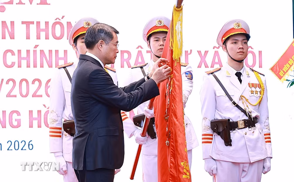 ttxvn-thu-tuong-le-minh-hung-du-le-ky-niem-80-nam-ngay-truyen-thong-luc-luong-canh-sat-quan-ly-hanh-chinh-ve-trat-tu-xa-hoi-7.jpg