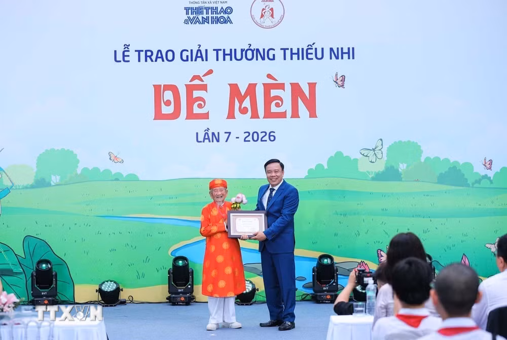 ttxvn-le-trao-giai-thuong-de-men-lan-thu-7-7.jpg
