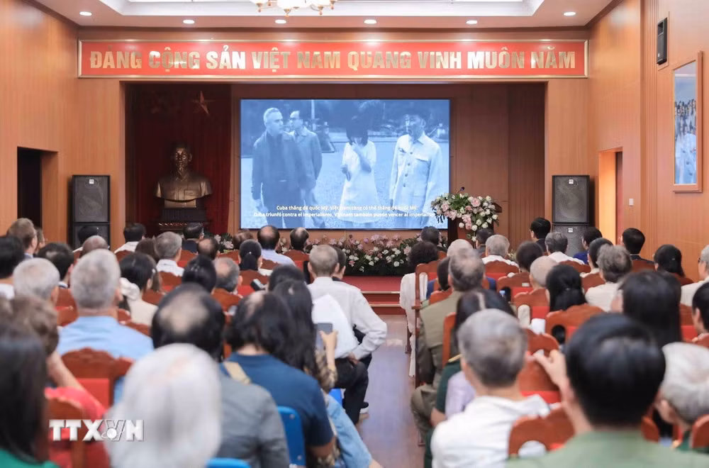 ttxvn-trung-bay-tu-lieu-chu-tich-ho-chi-minh-tong-tu-lenh-fidel-castro-nghia-tinh-son-sat-dac-biet-2-resize.jpg