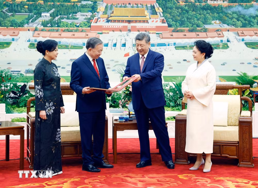 ttxvn-tong-bi-thu-chu-tich-nuoc-to-lam-va-phu-nhan-cung-tong-bi-thu-chu-tich-nuoc-tap-can-binh-va-phu-nhan-du-tiec-tra-4-resize.jpg