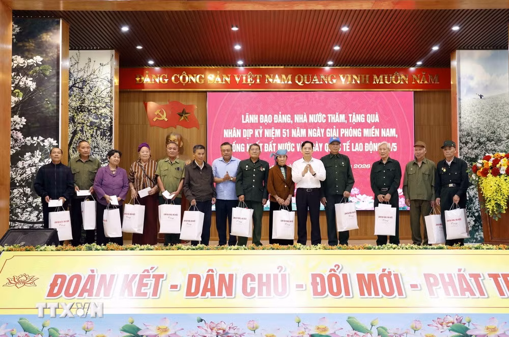 Chủ nhiệm Ủy ban Kiểm tra Trung ương Trần Sỹ Thanh thăm, tặng quà tại Sơn La- Ảnh 1.