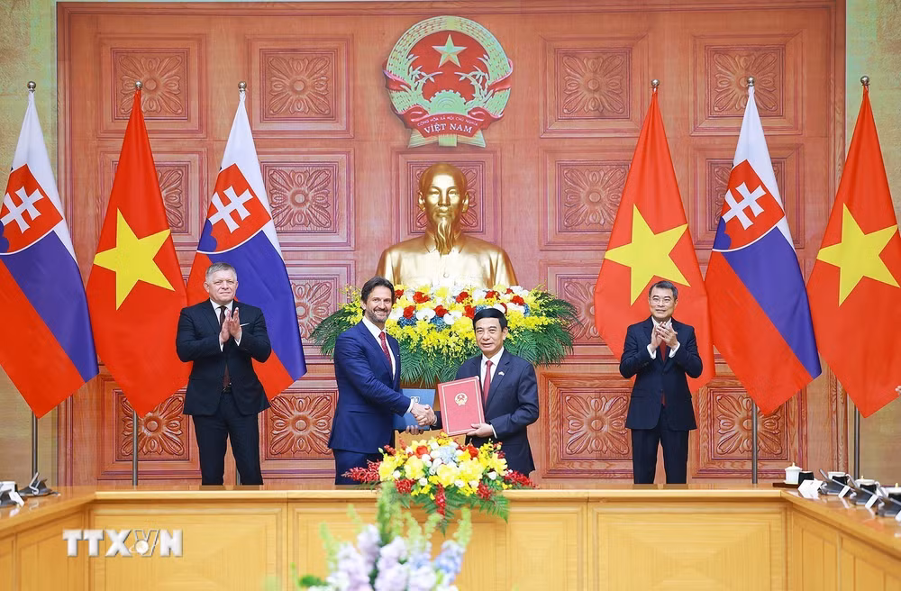ttxvn-thu-tuong-le-minh-hung-hoi-dam-voi-thu-tuong-slovakia-robert-fico-2.jpg